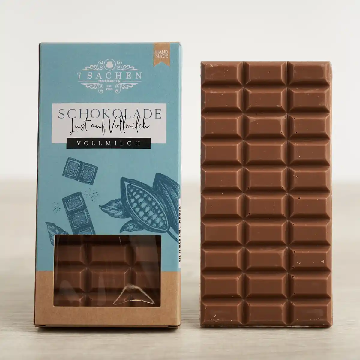 Handgegossene Vollmilchschokolade mit 35 % Kakaoanteil aus Valrhona-Couverture – cremig und ausgewogen, von der 7 Sachen Manufaktur.