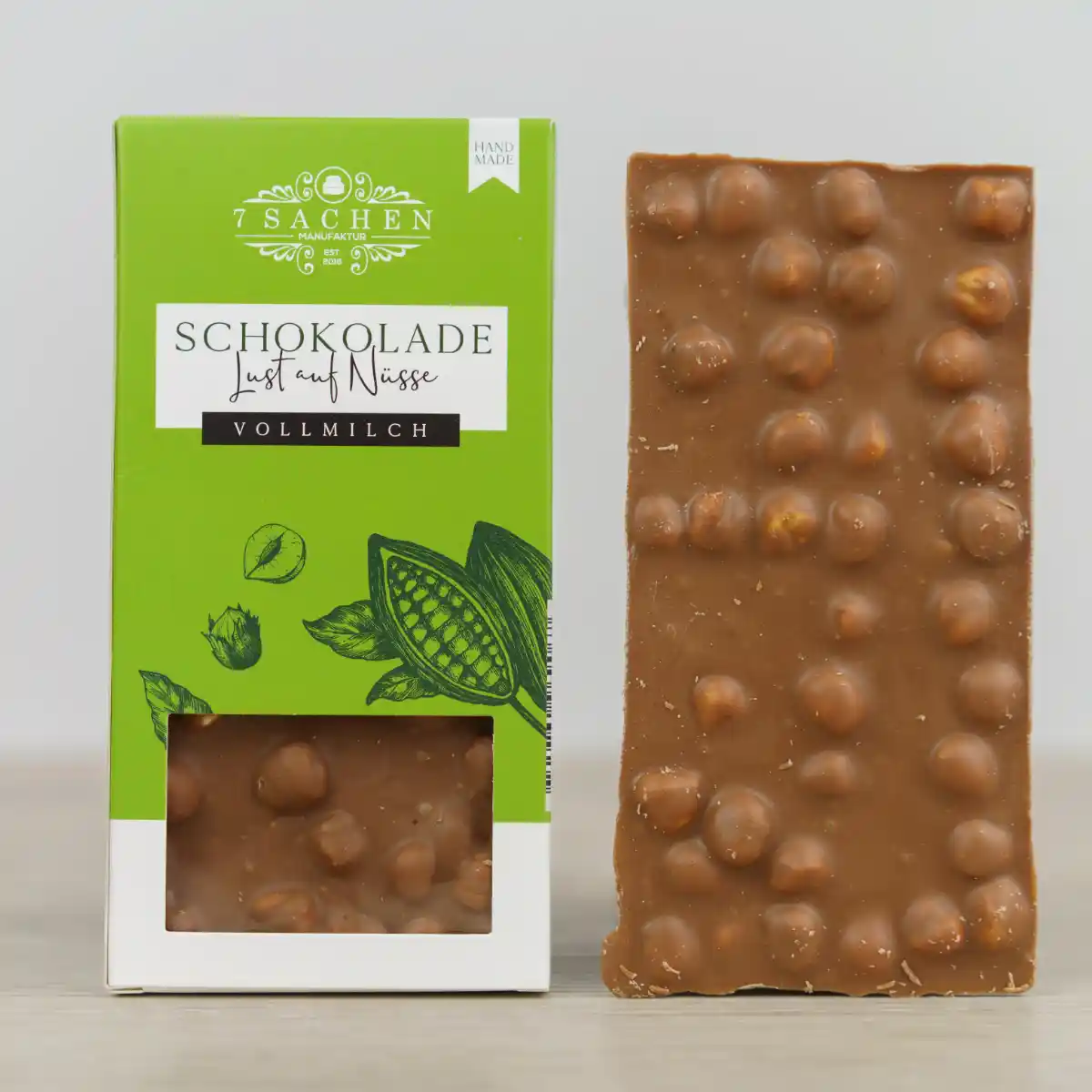 Handgegossene Vollmilchschokolade mit Haselnüssen aus Valrhona-Couverture – cremig & knackig, von der 7 Sachen Manufaktur.