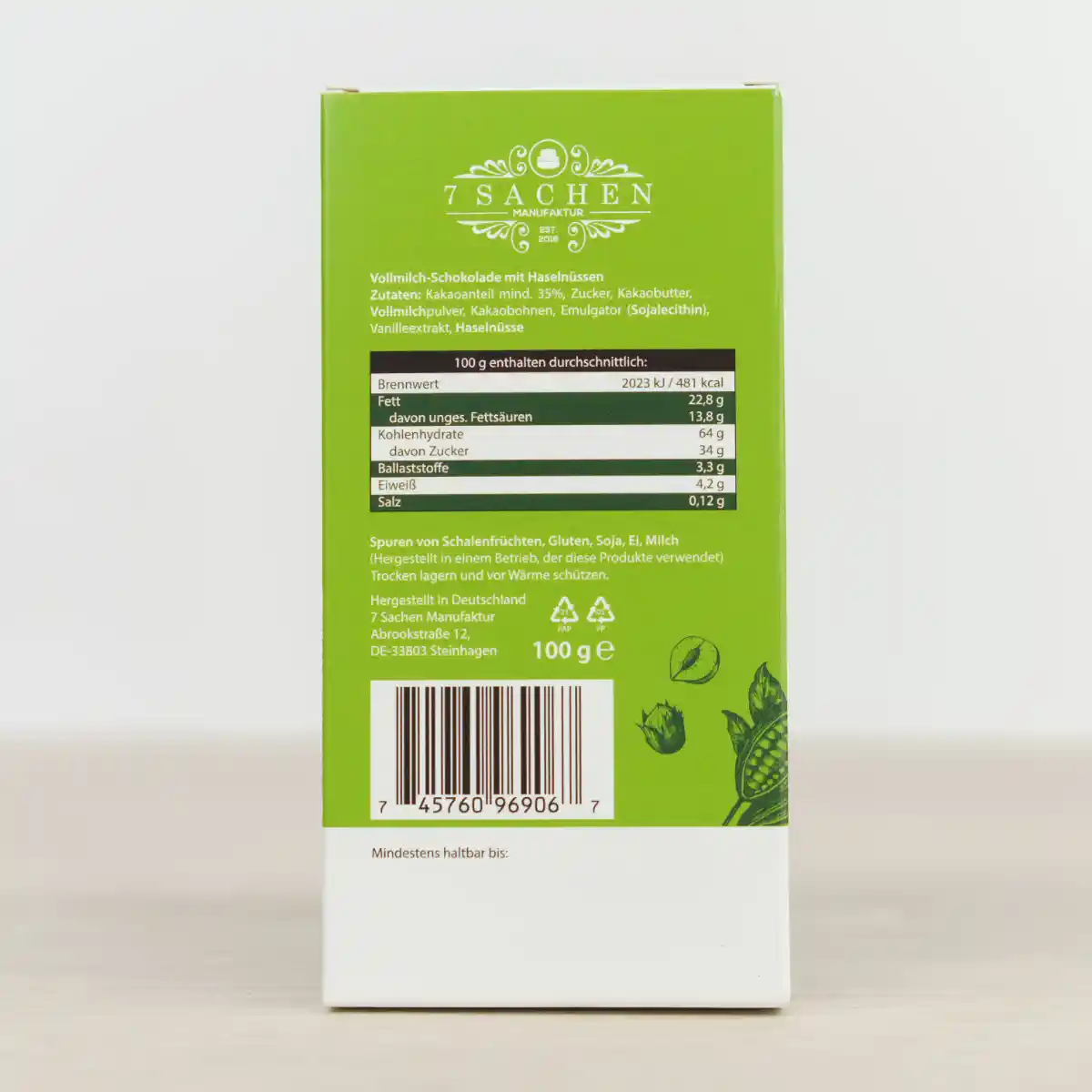 Handgegossene Vollmilchschokolade mit Haselnüssen aus Valrhona-Couverture – cremig & knackig, von der 7 Sachen Manufaktur. Rückseite