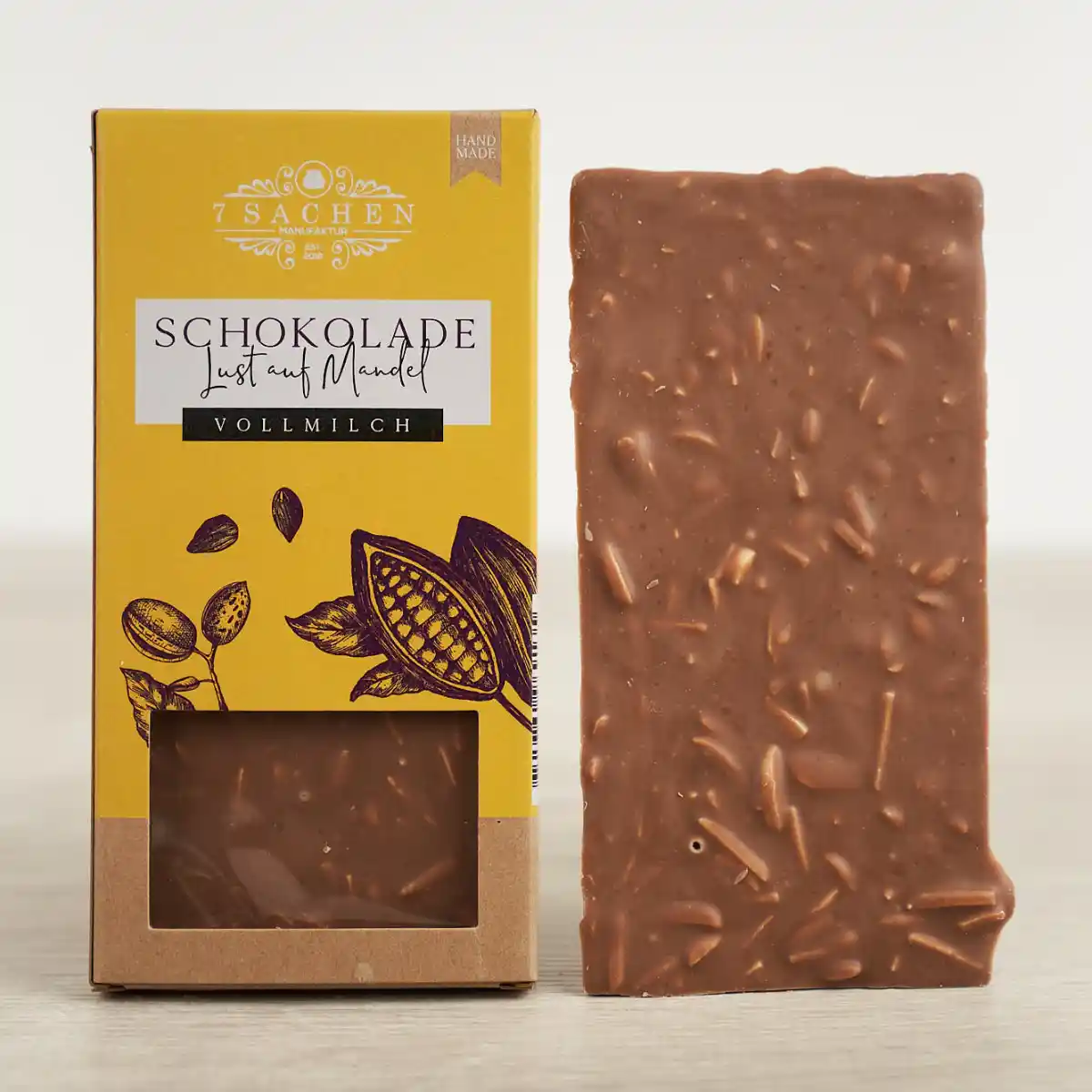 Handgegossene Vollmilchschokolade mit Mandeln aus Valrhona-Couverture – cremig & edel, von der 7 Sachen Manufaktur.