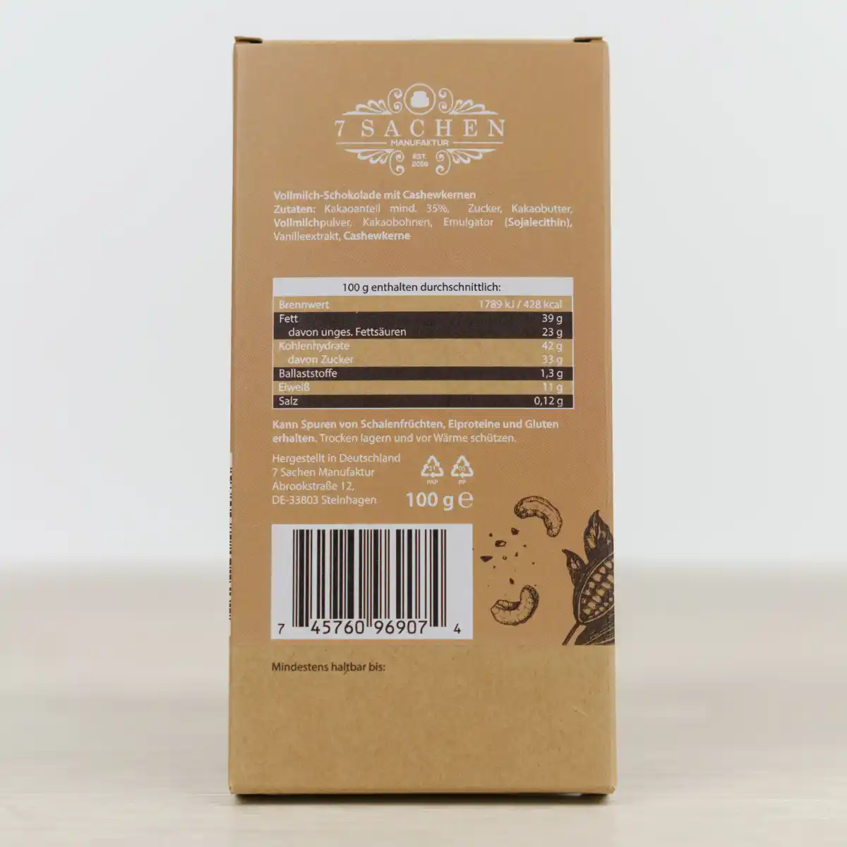 Handgegossene Vollmilchschokolade mit Cashewkernen aus Valrhona-Couverture – mild & cremig, von der 7 Sachen Manufaktur. Rückseite