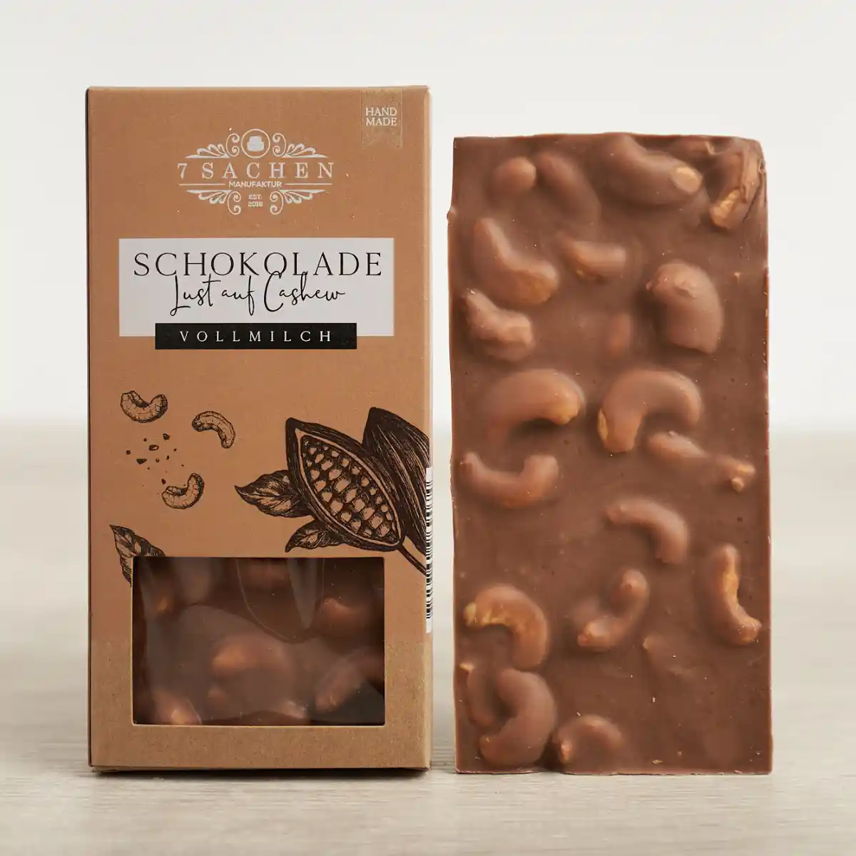 Handgegossene Vollmilchschokolade mit Cashewkernen aus Valrhona-Couverture – mild & cremig, von der 7 Sachen Manufaktur.