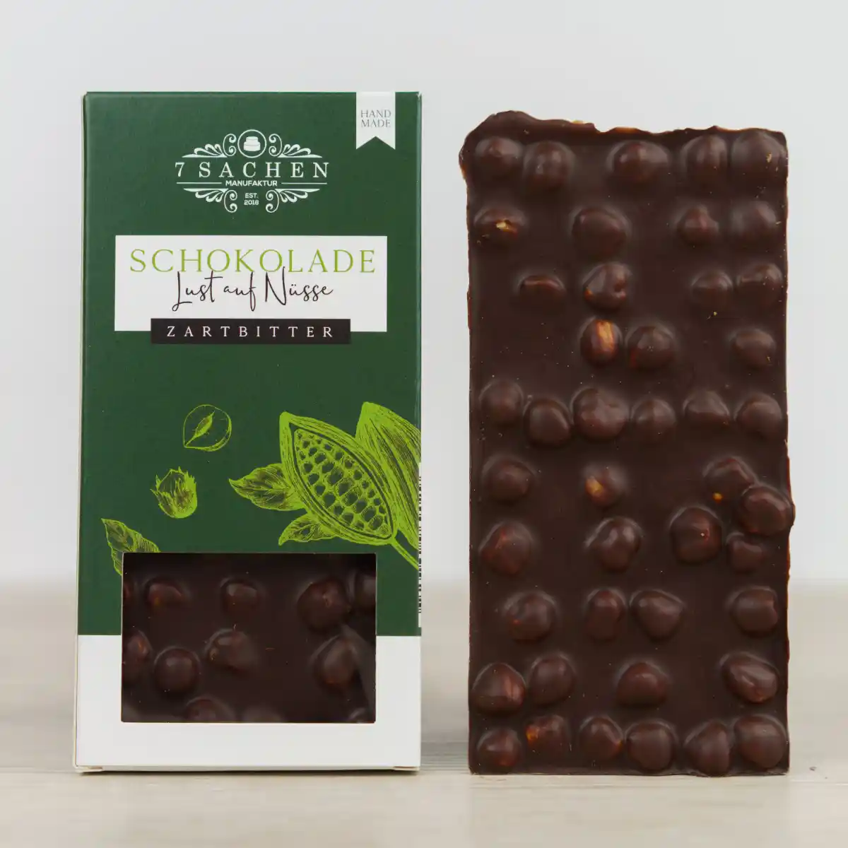 Handgegossene Zartbitterschokolade 55 % mit Haselnüssen – nussig & zartbitter aus Steinhagen.