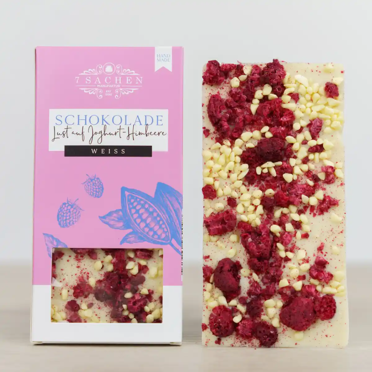 Handgegossene weiße Schokolade mit Himbeeren & Joghurt – fruchtig & cremig aus Steinhagen.