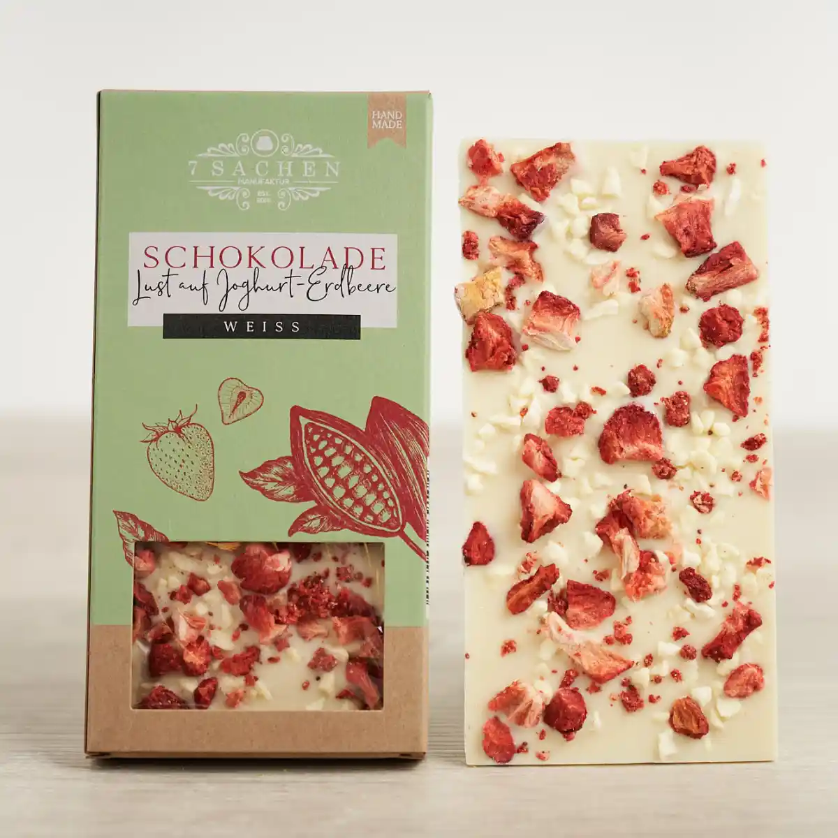 Handgegossene weiße Schokolade mit Erdbeeren & Joghurt – fruchtig & cremig aus Steinhagen.