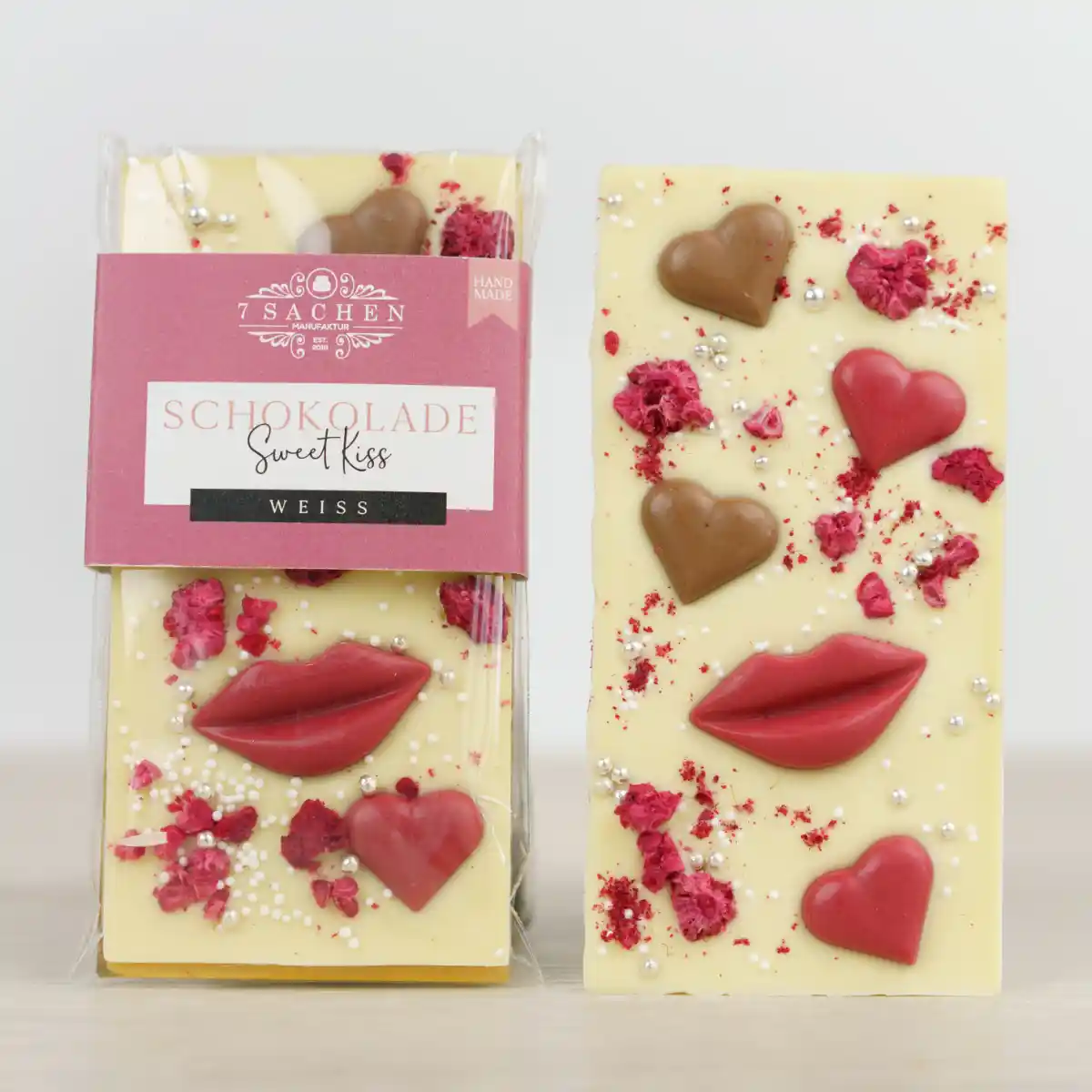 Handgegossene weiße Schokolade mit Himbeeren und Herzdekor – Sweet Kiss von 7 Sachen Manufaktur.