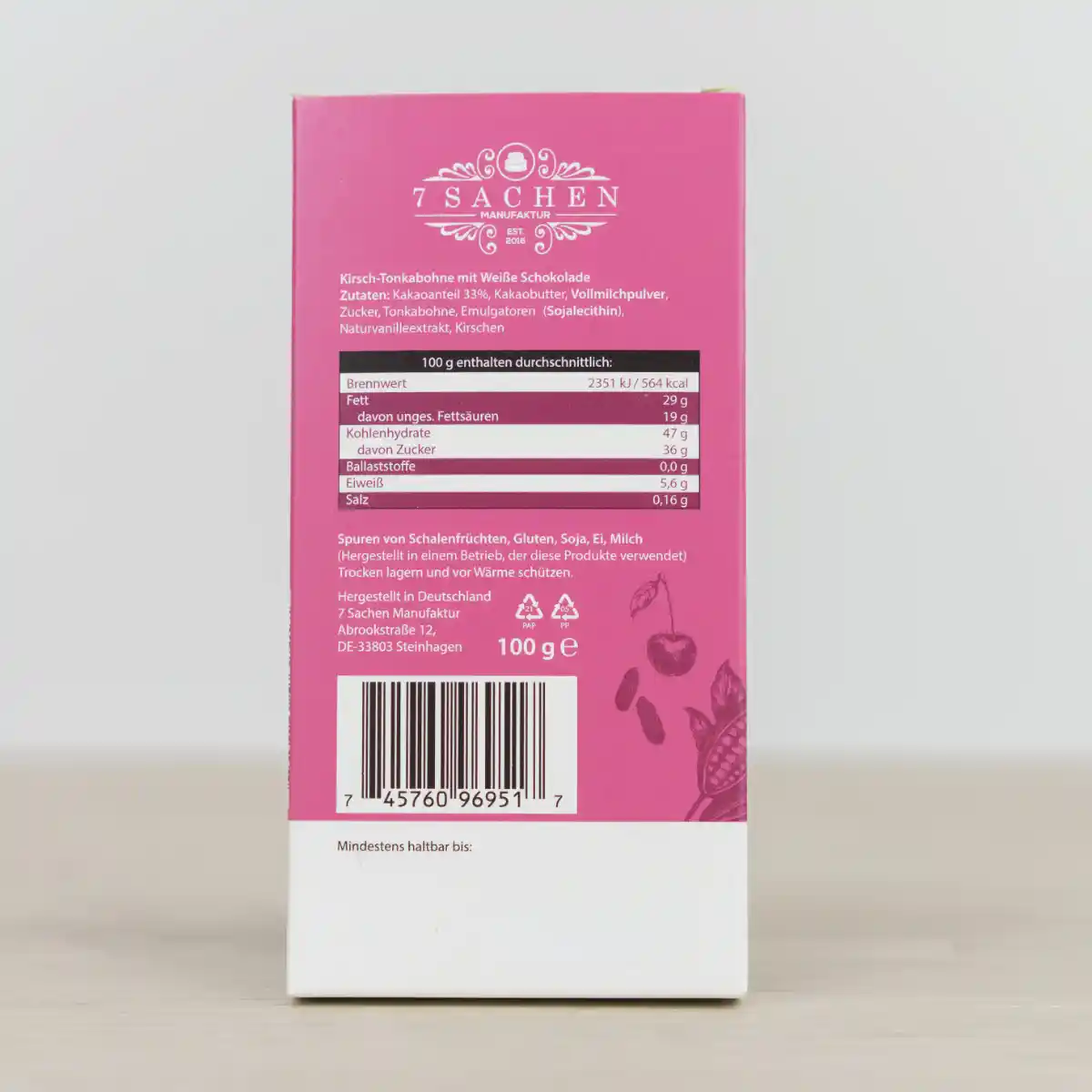 Handgegossene weiße Schokolade mit Tonkabohne & Kirsche – edel & verführerisch aus Steinhagen. Rueckseite