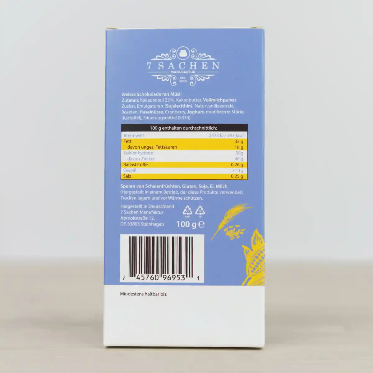 Handgegossene weiße Schokolade mit Haselnüssen, Cranberries & Joghurt-Crunch – fruchtig, knusprig & cremig aus Steinhagen. Rückseite