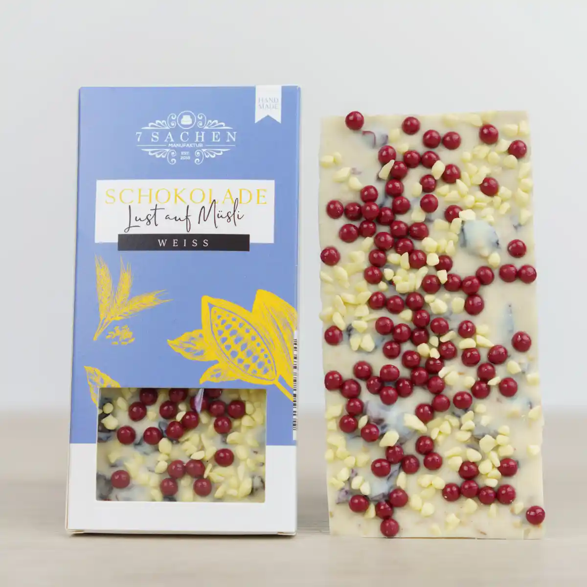 Handgegossene weiße Schokolade mit Haselnüssen, Cranberries & Joghurt-Crunch – fruchtig, knusprig & cremig aus Steinhagen.