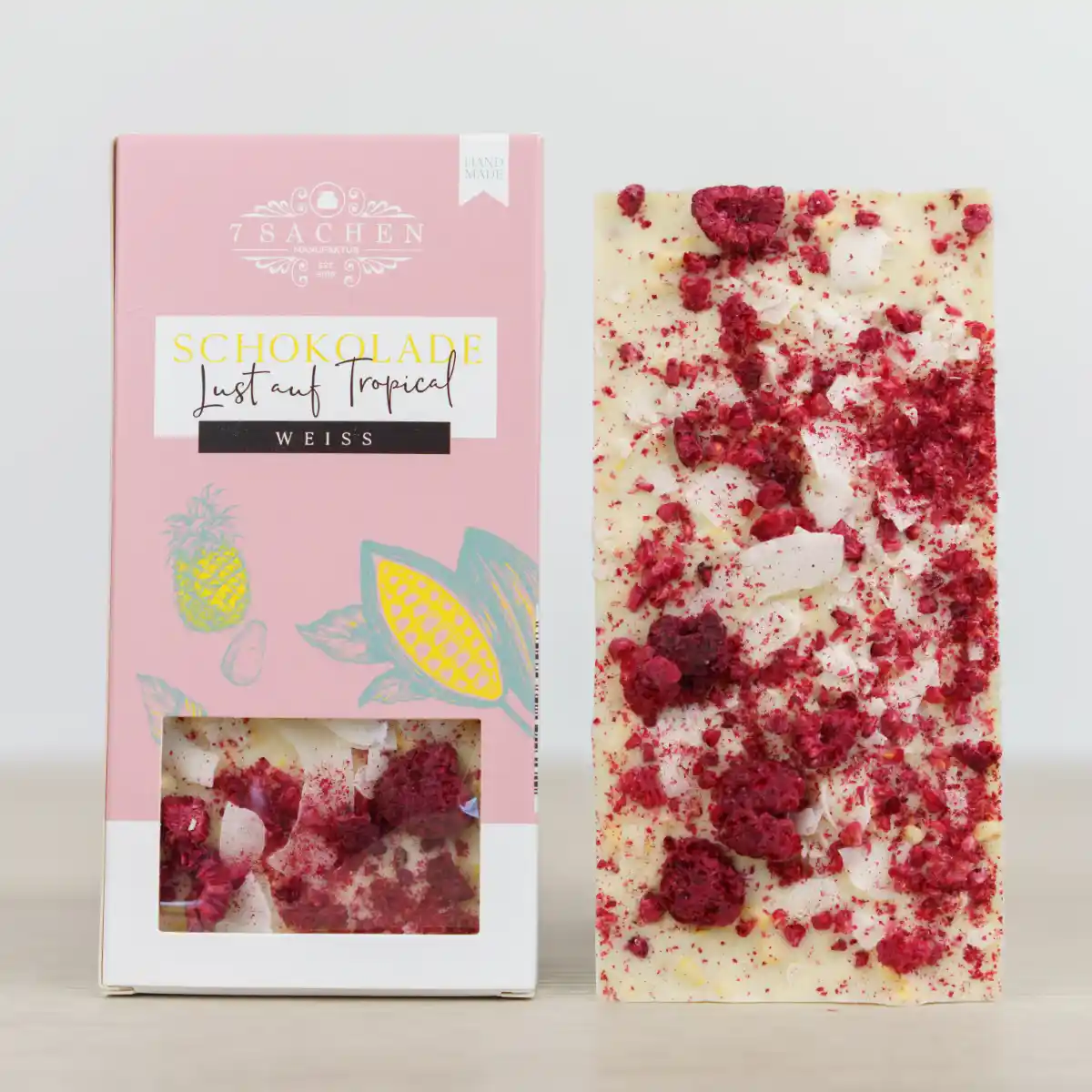 Handgegossene weiße Schokolade mit Mandeln, Cocos, Ananas, Mango & Himbeerperlen – cremig & raffiniert aus Steinhagen.
