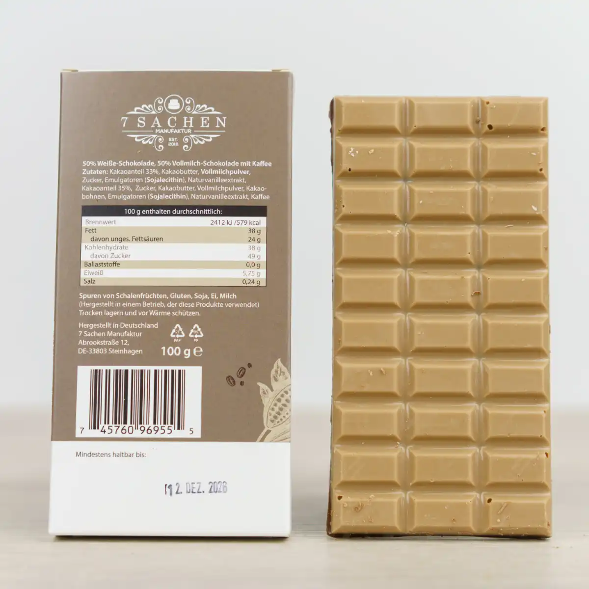 Handgegossene Kaffeeschokolade aus Zartbitter und weißer Schokolade mit feinem Kaffee – edel & aromatisch, von der 7 Sachen Manufaktur. Vorderseite