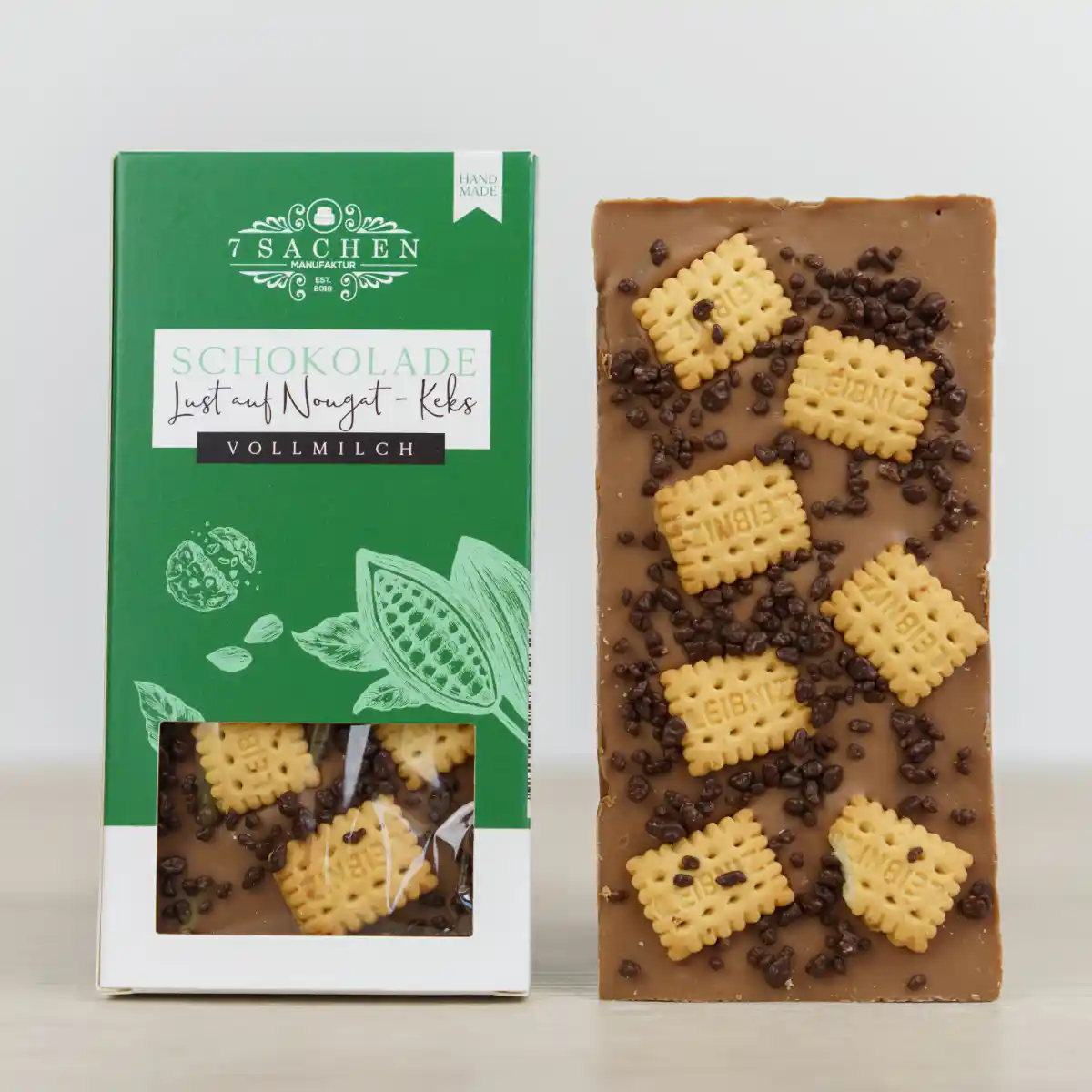 Handgegossene Vollmilchschokolade mit Nougat & Butterkeks – zart & knusprig, aus Valrhona-Couverture, handgefertigt in Steinhagen.