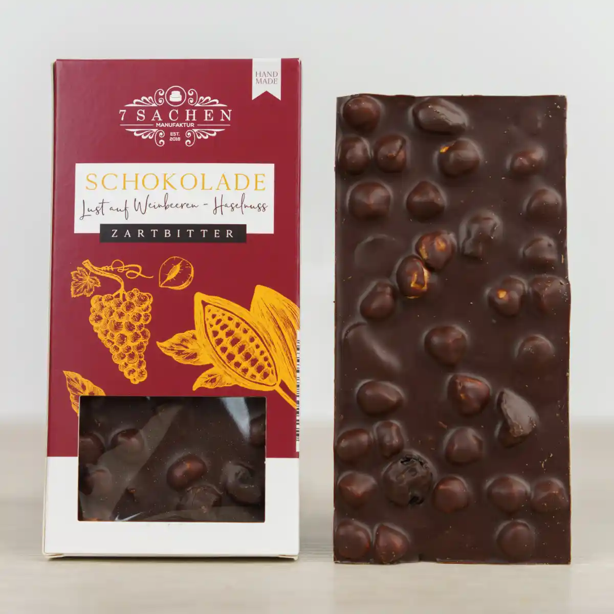 Handgegossene Zartbitterschokolade 55 % mit Haselnuss und Weinbeeren – fruchtig & nussig aus Steinhagen.