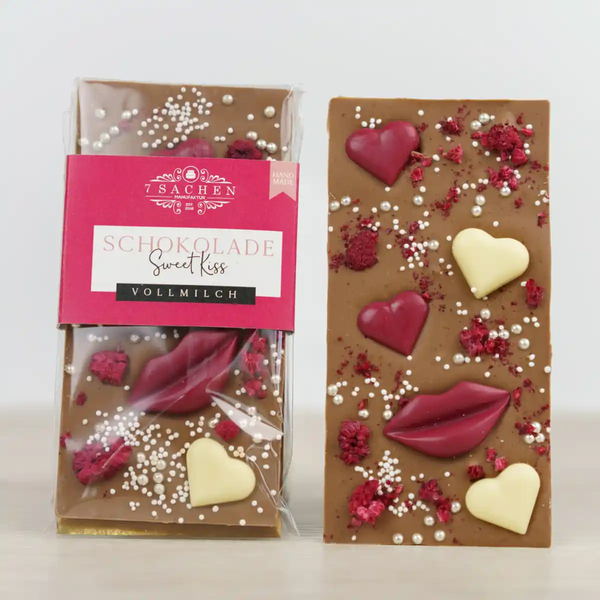 Handgegossene Vollmilchschokolade mit Himbeeren und Herzdekor – Sweet Kiss von 7 Sachen Manufaktur.
