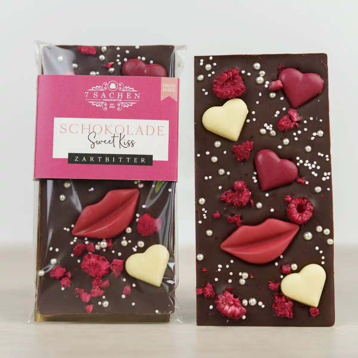 Handgegossene Zartbitterschokolade mit Himbeeren, Herz- und Kussdekor aus Schokolade – Sweet Kiss von 7 Sachen Manufaktur.