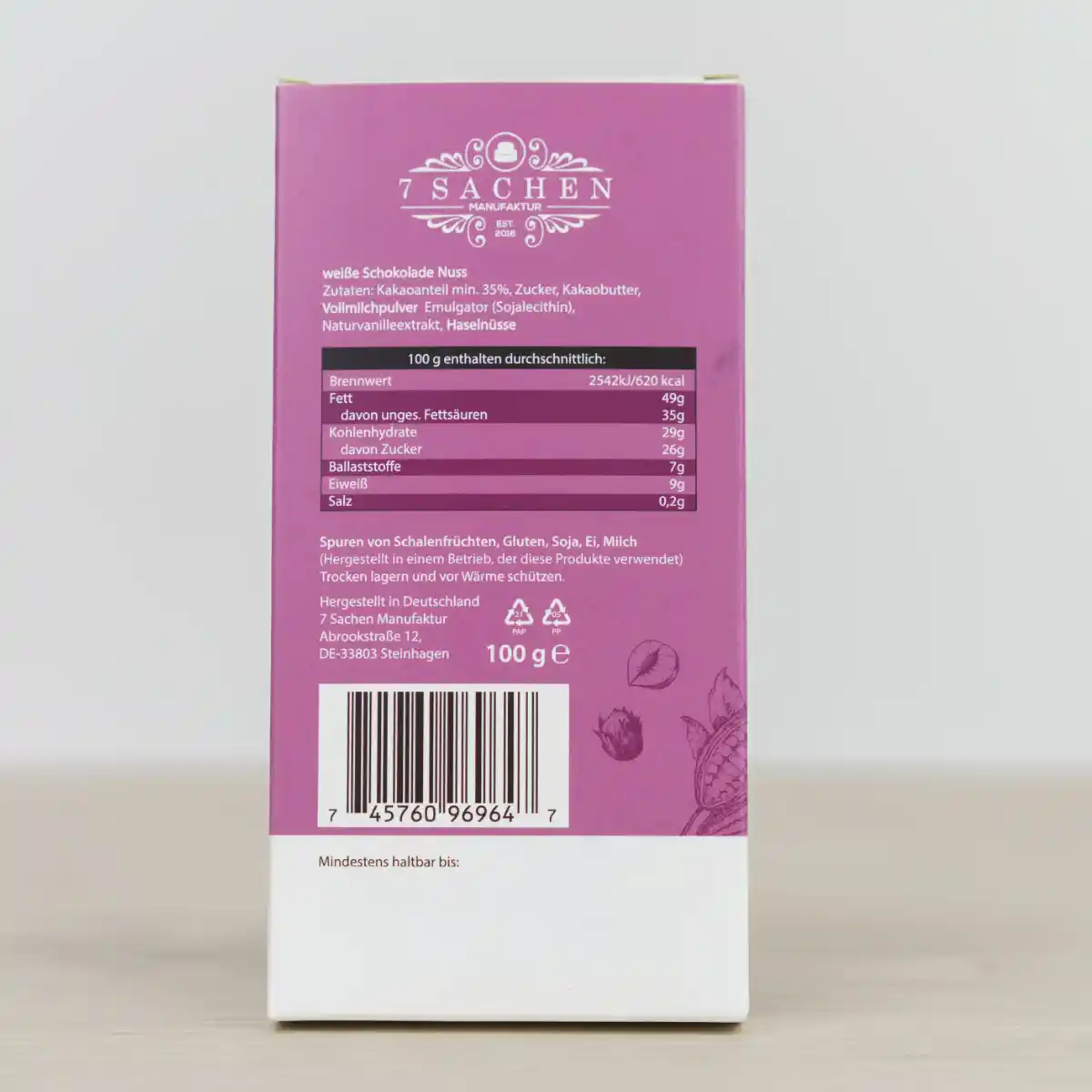 Handgegossene weiße Schokolade mit Haselnüssen – cremig & knackig aus Steinhagen. Rueckseite