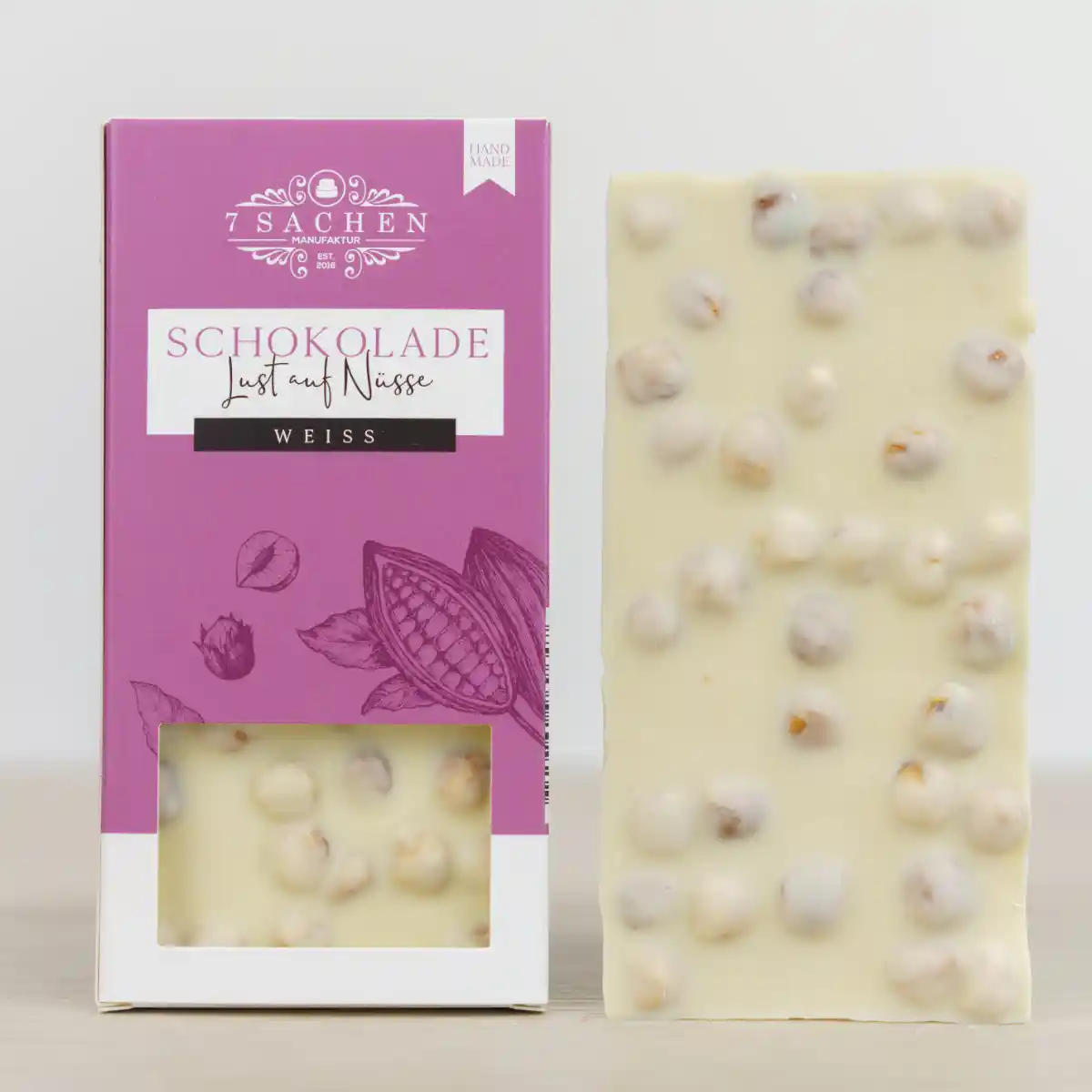 Handgegossene weiße Schokolade mit Haselnüssen – cremig & knackig aus Steinhagen.