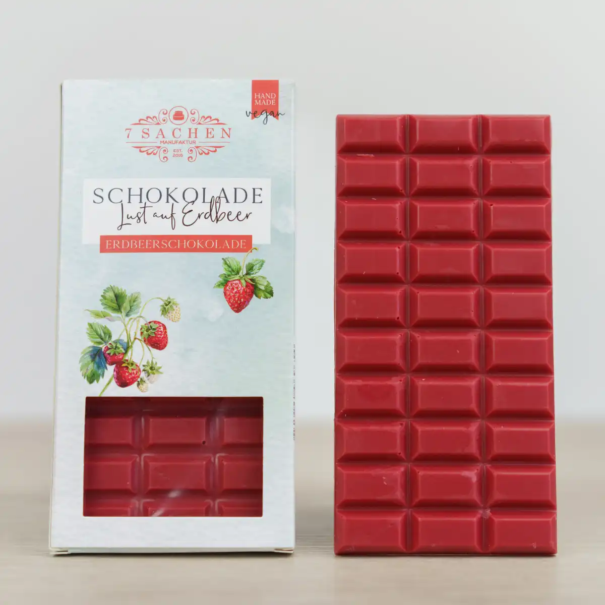 Handgegossene Erdbeerschokolade – fruchtig & cremig mit Erdbeerpulver, vegan und handgefertigt in der 7 Sachen Manufaktur.