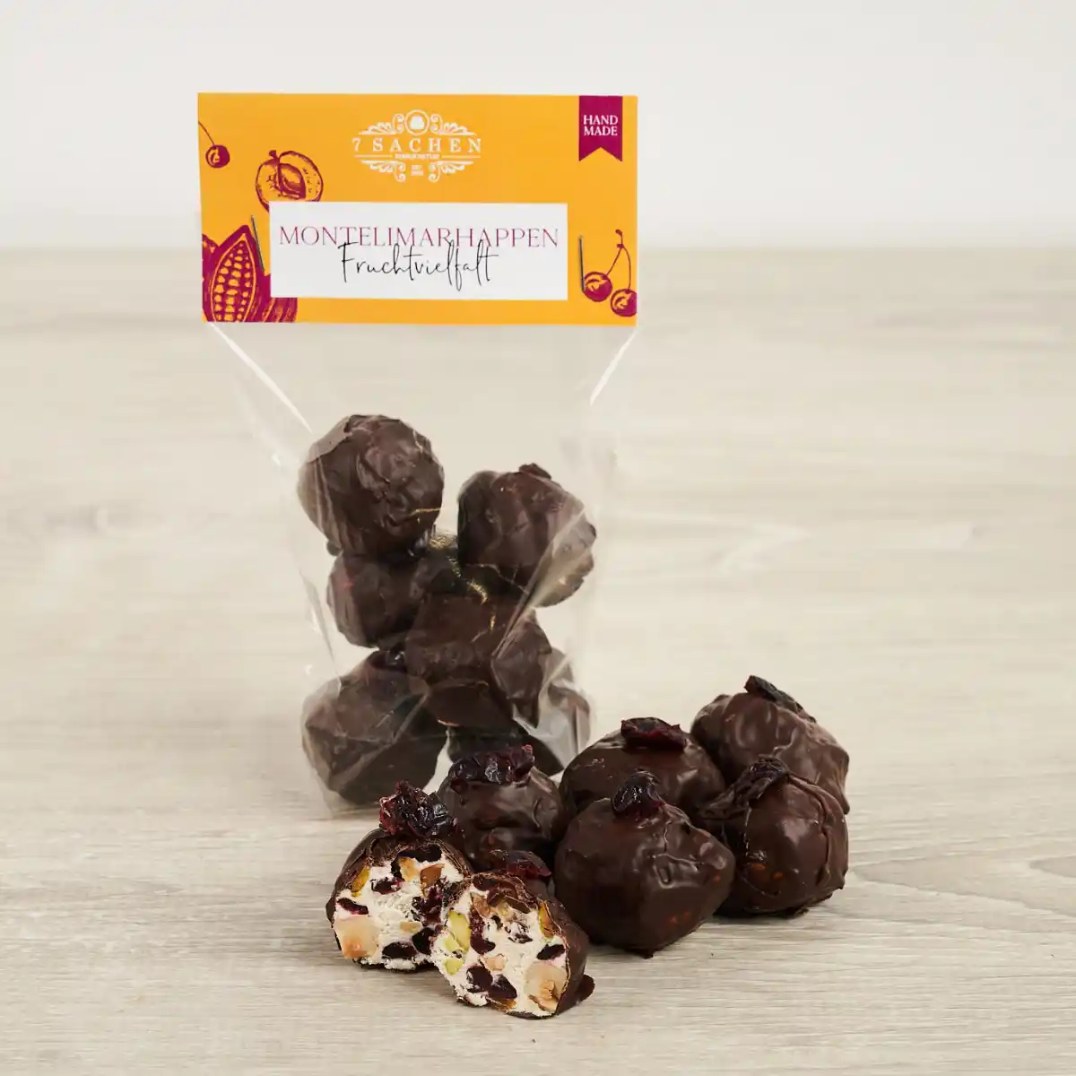 Handgemachte Montélimarhappen mit weißem Nougat, Früchten & Zartbitterschokolade – 7 Sachen Manufaktur