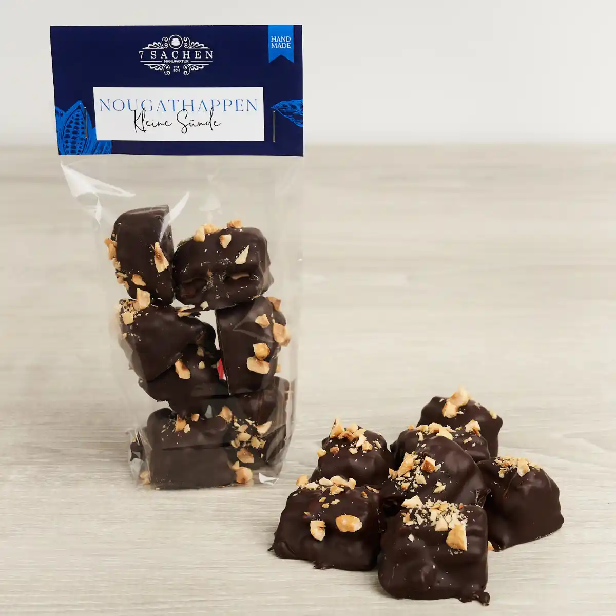 Handgemachte Nougat-Happen aus Zartbitterschokolade mit cremiger Haselnuss-Nougatfüllung – 7 Sachen Manufaktur