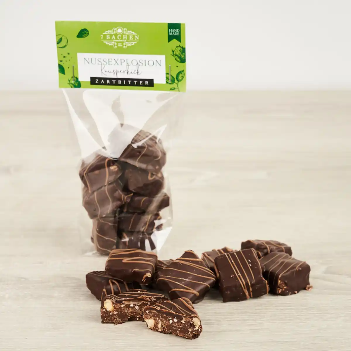 Handgemachte Nussexplosion Knusperkick aus Zartbitterschokolade mit Mandeln, Cashews & Haselnüssen – 7 Sachen Manufaktur