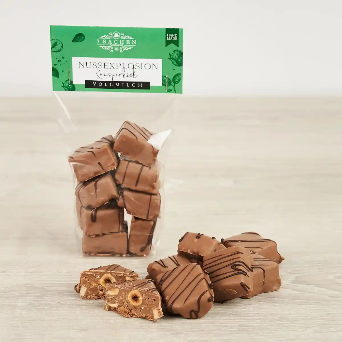 Handgemachte Nussexplosion Knusperkick aus Vollmilchschokolade mit Mandeln, Cashews & Haselnüssen – 7 Sachen Manufaktur
