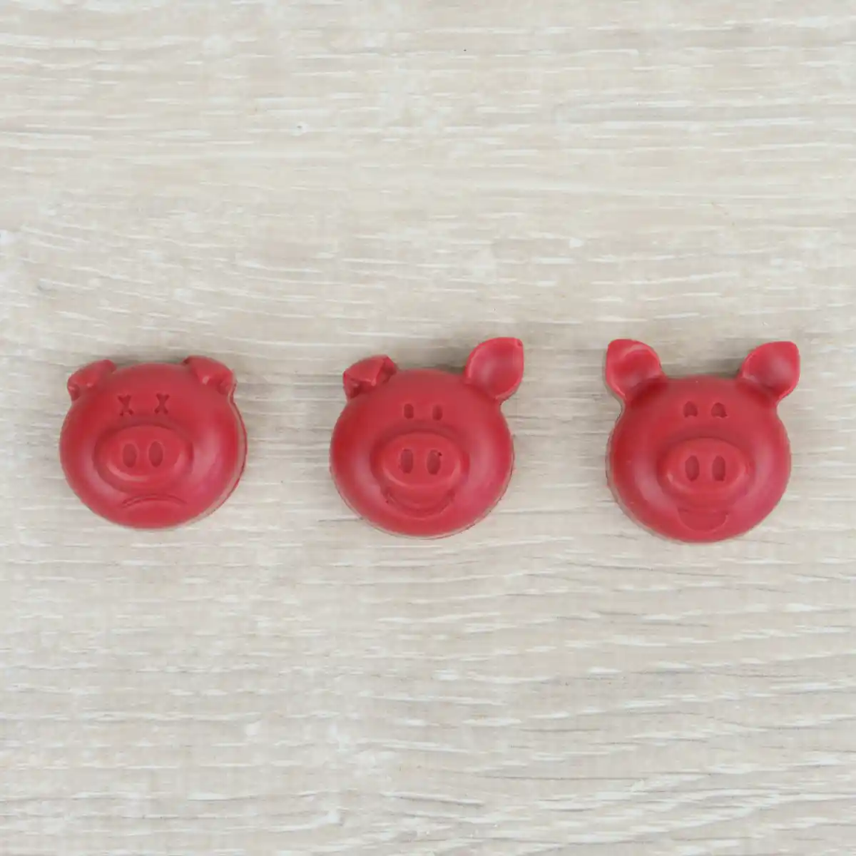 Handgemachte Schokoboms Glücksbringer aus veganer Erdbeerschokolade in Schweinchenform – 7 Sachen Manufaktur Inhalt