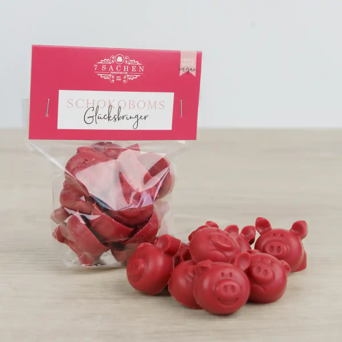 Handgemachte Schokoboms Glücksbringer aus veganer Erdbeerschokolade in Schweinchenform – 7 Sachen Manufaktur