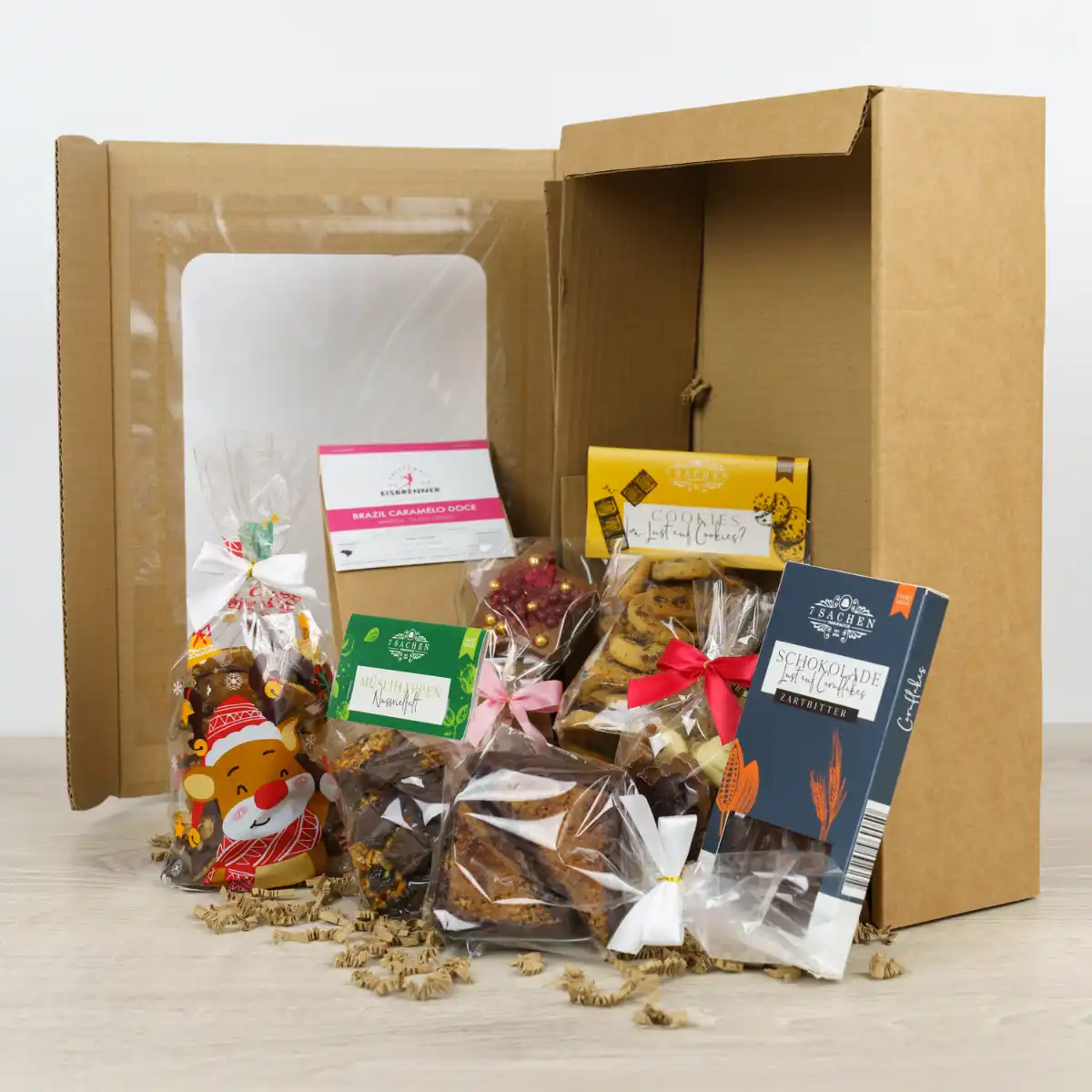 Große Geschenkbox mit handgemachten Schokoladen, Cookies, Müslihappen und regionalem Brazil Caramelo Doce Kaffee.