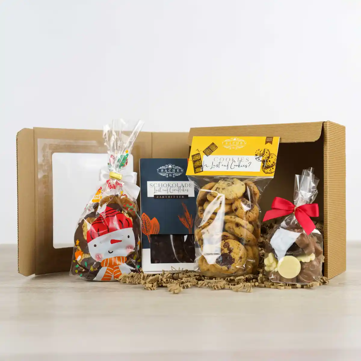 Geschenkbox mit Schokoboms, Schokoladentafel, Cookies und Plätzchen – handgefertigt in der 7 Sachen Manufaktur.