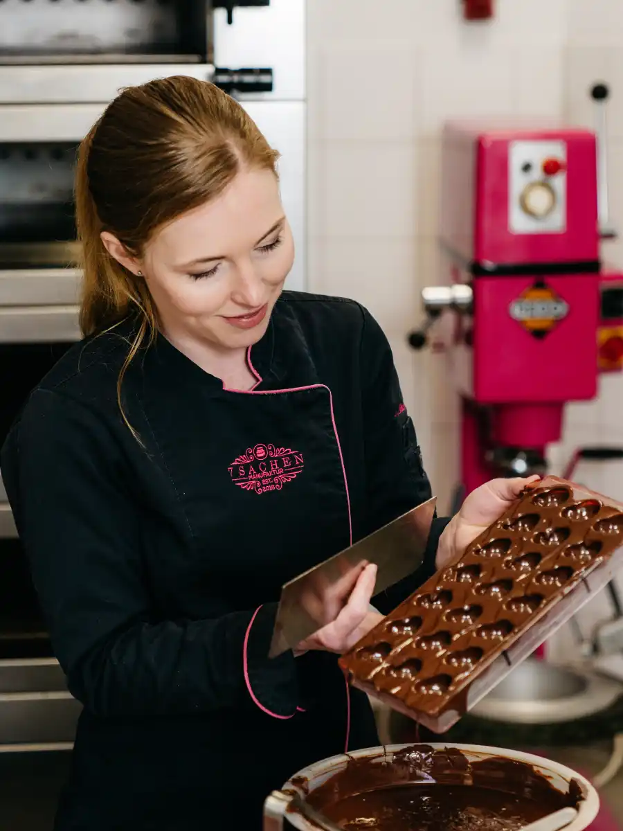 Konditormeisterin Luise Strothenke beim Gießen handgefertigter Pralinen in ihrer Manufaktur in Steinhagen.