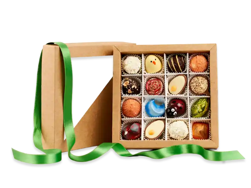 Pralinenbox mit 16 handgemachten Pralinen in verschiedenen Geschmacksrichtungen von 7 Sachen Manufaktur, verpackt in einer nachhaltigen Kartonbox mit grünem Satinband.