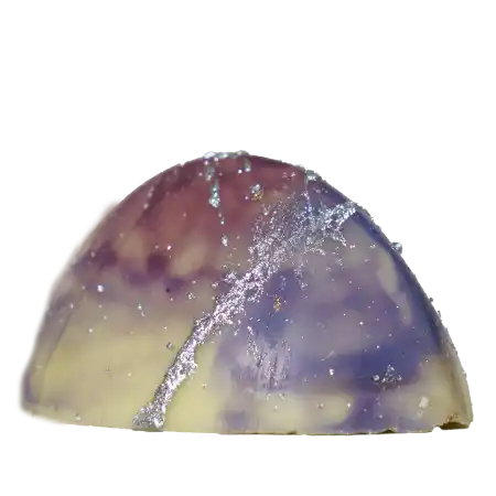 Handgefertigte Cointreau-Praline aus Vollmilchschokolade mit Orangenlikör-Ganache