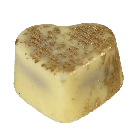 Johannisbeer-Tonkabohne-Praline aus weißer Schokolade und Beeren aus Steinhagen