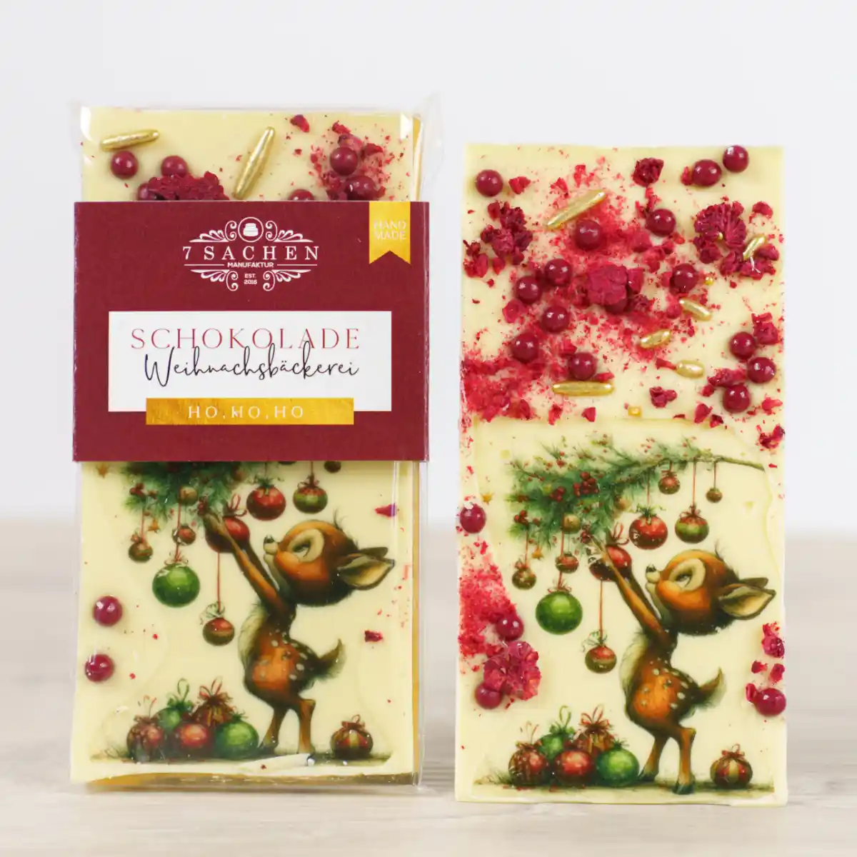 Handgegossene weiße Weihnachtsschokolade mit Motiv Rehkitz aus der 7 Sachen Manufaktur