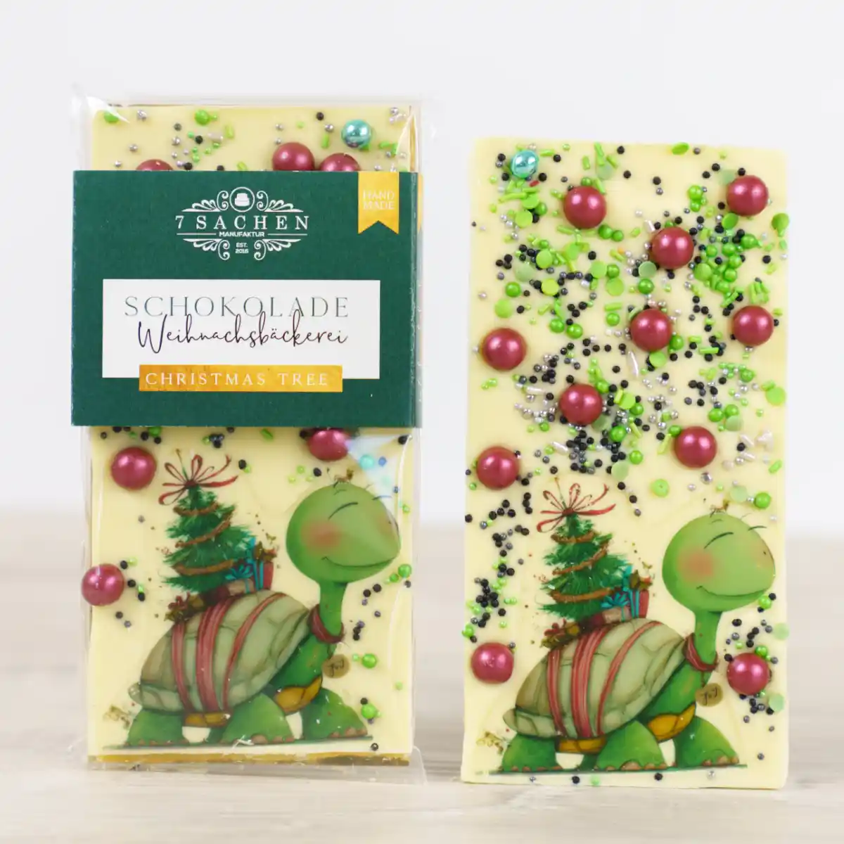 Handgegossene weiße Weihnachtsschokolade mit Motiv Schildkroete aus der 7 Sachen Manufaktur