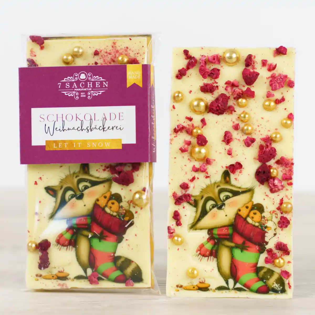 Handgegossene weiße Weihnachtsschokolade mit Motiv Waschbär aus der 7 Sachen Manufaktur